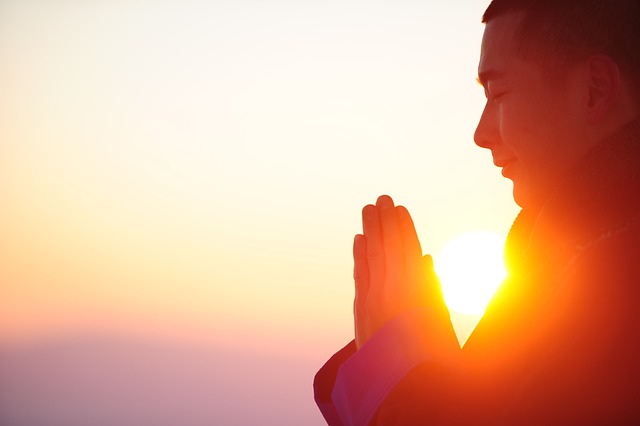  Loopmeditatie: Loop langzaam en bewust in een rustige omgeving en focus op de sensaties in je lichaam terwijl je loopt.