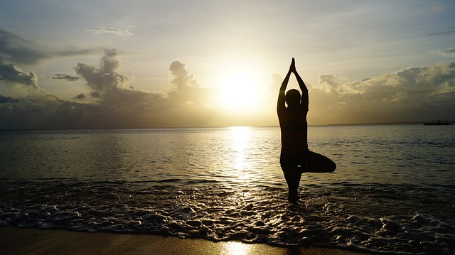 Gehoormeditatie: Richt je aandacht op de geluiden om je heen en merk ze op zonder erover te oordelen.