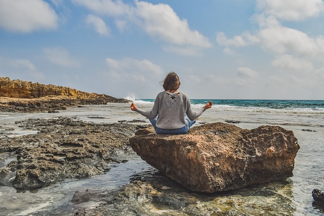 Meditatie met een kaars: Staar naar de vlam van een kaars en laat je gedachten tot rust komen.